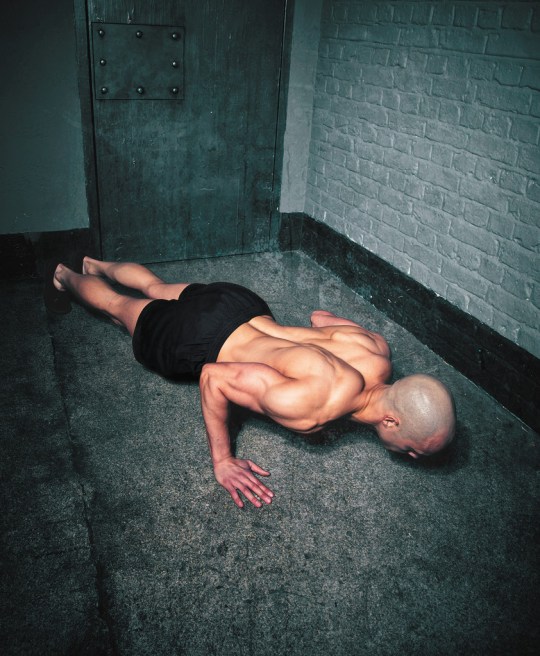 Bài tập kim tự tháp ngược mà tỷ phú CZ đã tập trong tù, giúp anh "lột xác" với thân hình vạm vỡ- Ảnh 4. Bài tập kim tự tháp ngược mà tỷ phú CZ đã tập trong tù, giúp anh "lột xác" với thân hình vạm vỡ- Ảnh 4.