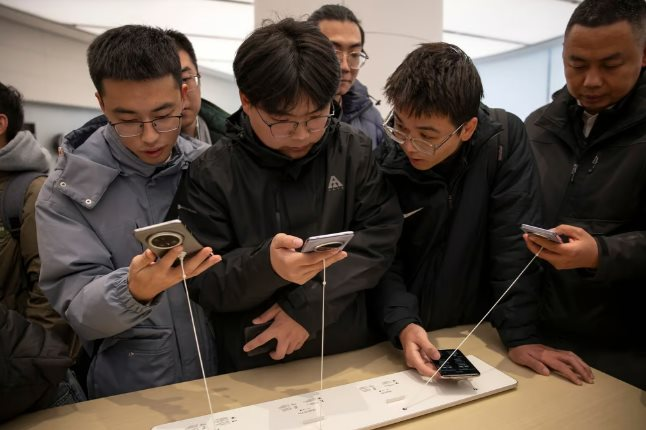 100.000 ứng dụng xuất hiện tr&ecirc;n hệ điều h&agrave;nh 'c&acirc;y nh&agrave; l&aacute; vườn' mới hơn 1 năm tuổi: Liệu giấc mơ của Huawei c&oacute; qu&aacute; xa vời?- Ảnh 2.