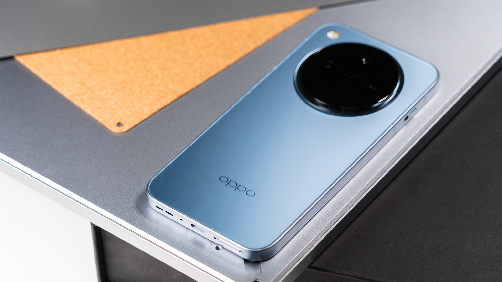 KOLs c&ocirc;ng nghệ n&oacute;i về OPPO Find X8 series &ldquo;như cơn mưa đổ xuống thị trường smartphone hạn h&aacute;n&rdquo;- Ảnh 1.