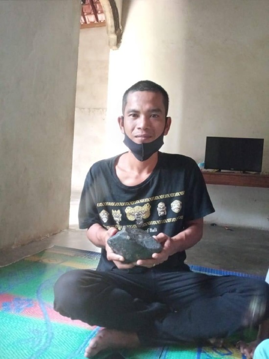 Bỗng trở th&agrave;nh triệu ph&uacute; sau 1 đ&ecirc;m v&igrave; thi&ecirc;n thạch rơi xuy&ecirc;n qua m&aacute;i nh&agrave;!- Ảnh 2.