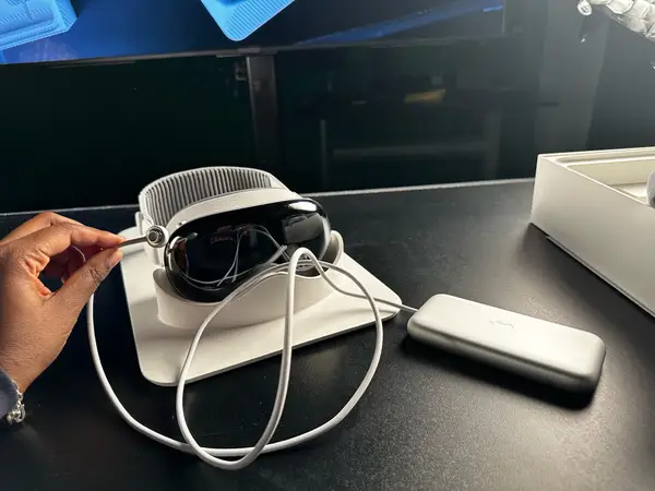 "Tôi đã dùng Vision Pro được 48 giờ": Có nên bỏ 85 triệu để mua thứ đắt đỏ này không - Đây là câu trả lời- Ảnh 2. "Tôi đã dùng Vision Pro được 48 giờ": Có nên bỏ 85 triệu để mua thứ đắt đỏ này không - Đây là câu trả lời- Ảnh 2.