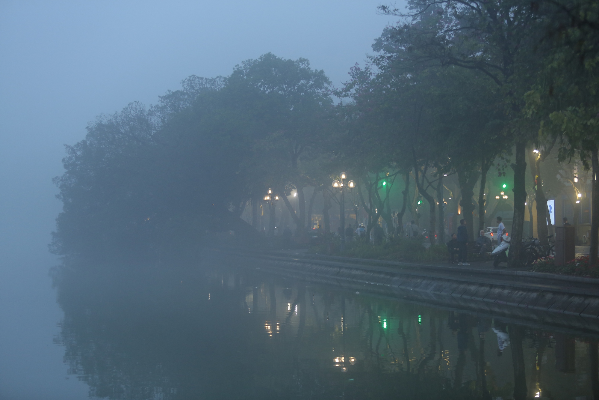 Bầu trời Hà Nội trắng xóa sương mù, bụi mịn, ô nhiễm không khí hàng đầu thế giới- Ảnh 8. Bầu trời Hà Nội trắng xóa sương mù, bụi mịn, ô nhiễm không khí hàng đầu thế giới- Ảnh 8.