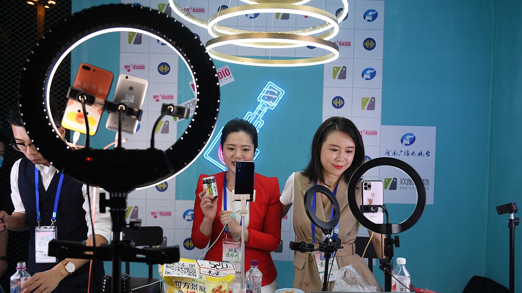 Vỡ mộng vì livestream: Phát cả ngày không ai xem, nghỉ làm bị phạt 700 triệu - Vỡ mộng vì livestream: Phát cả ngày không ai xem, nghỉ làm bị phạt 700 triệu -