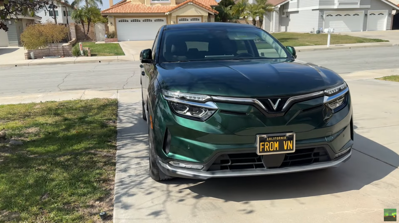 Gắn biển 'FROM VN' lên VinFast VF 8, YouTuber Mỹ chia sẻ: 'Muốn đi phượt ai cũng nhận ra xe và mình đến từ đâu'- Ảnh 1. Gắn biển 'FROM VN' lên VinFast VF 8, YouTuber Mỹ chia sẻ: 'Muốn đi phượt ai cũng nhận ra xe và mình đến từ đâu'- Ảnh 1.