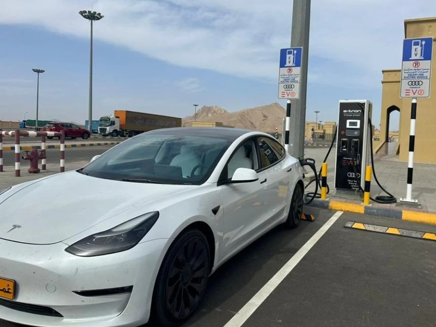 VinFast chơi lớn ở Trung Đông: Sắp bán loạt xe tại quốc gia 'chơi' siêu xe top thế giới, tính mở 13 cửa hàng, xưởng dịch vụ- Ảnh 3. VinFast chơi lớn ở Trung Đông: Sắp bán loạt xe tại quốc gia 'chơi' siêu xe top thế giới, tính mở 13 cửa hàng, xưởng dịch vụ- Ảnh 3.