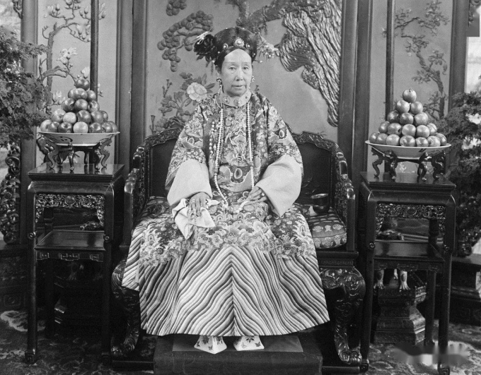 Giải mã đôi giày đế gỗ cao lênh khênh kì dị trong phim cung đấu: Phi tần thời nhà Thanh đi lại thế nào để không bị ngã?- Ảnh 4. Giải mã đôi giày đế gỗ cao lênh khênh kì dị trong phim cung đấu: Phi tần thời nhà Thanh đi lại thế nào để không bị ngã?- Ảnh 4.