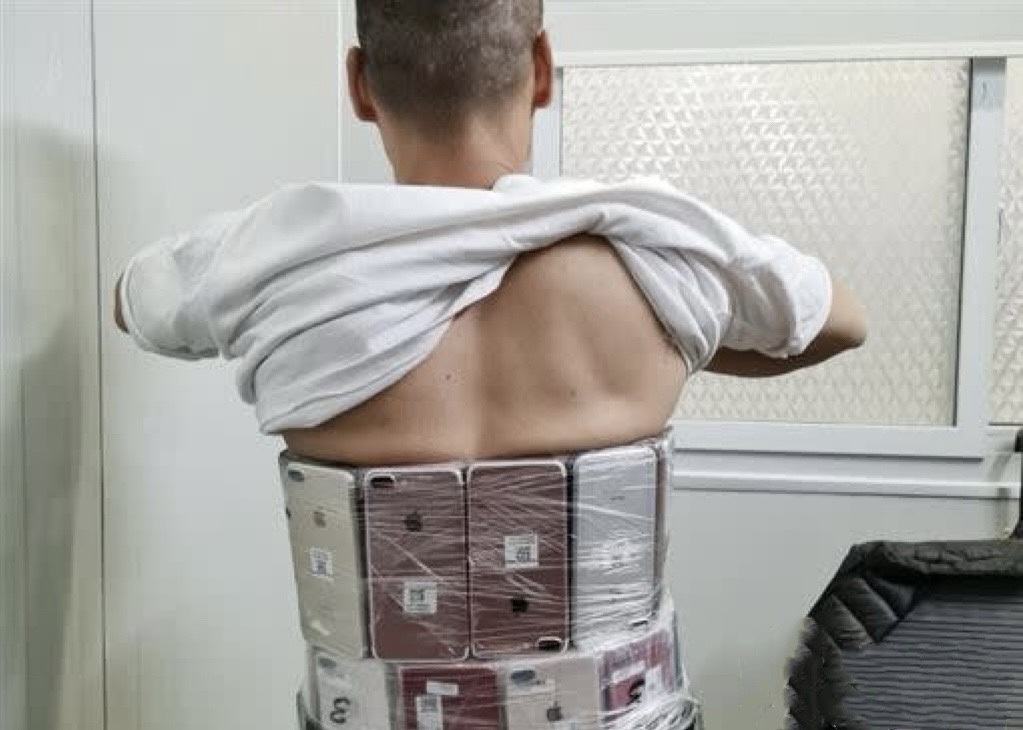 Người đ&agrave;n &ocirc;ng &ldquo;nhập&rdquo; 50 chiếc iPhone từ nước ngo&agrave;i, hải quan lập tức chặn lại kiểm tra: Kết quả khiến ai cũng sốc!- Ảnh 3.