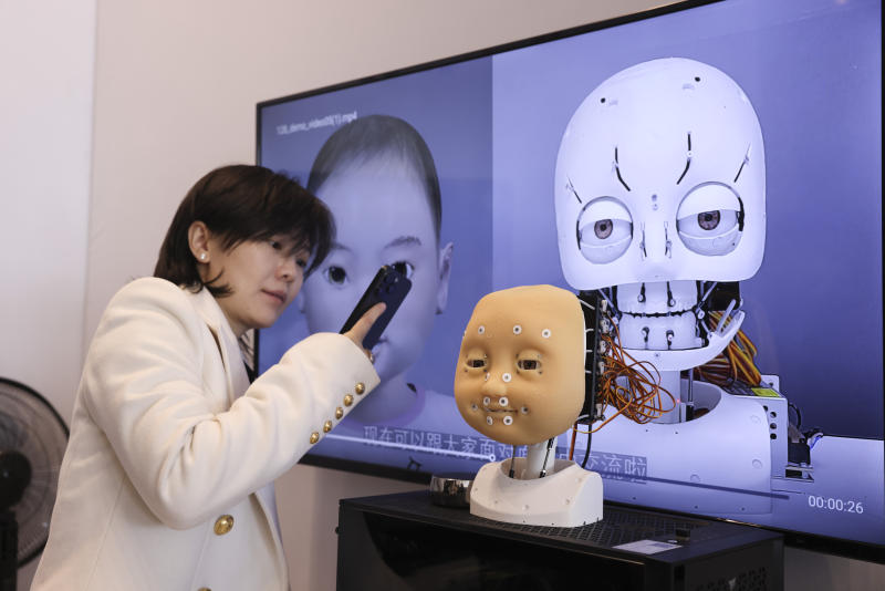 Cận cảnh Tong Tong - "cô bé AI" của Trung Quốc khiến thế giới phải kinh ngạc- Ảnh 1. Cận cảnh Tong Tong - "cô bé AI" của Trung Quốc khiến thế giới phải kinh ngạc- Ảnh 1.