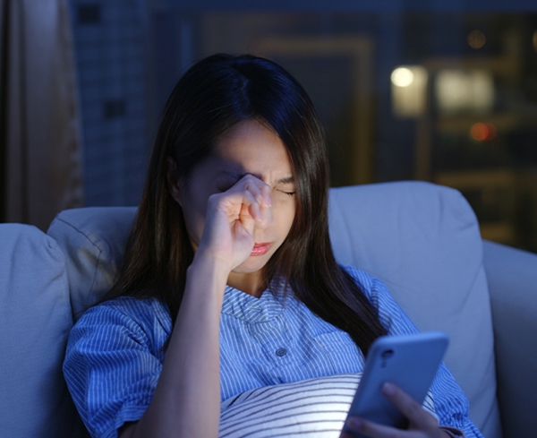 Nghỉ Tết nhớ 5 mẹo bảo vệ mắt khỏi ánh sáng xanh từ thiết bị điện tử- Ảnh 1. Nghỉ Tết nhớ 5 mẹo bảo vệ mắt khỏi ánh sáng xanh từ thiết bị điện tử- Ảnh 1.