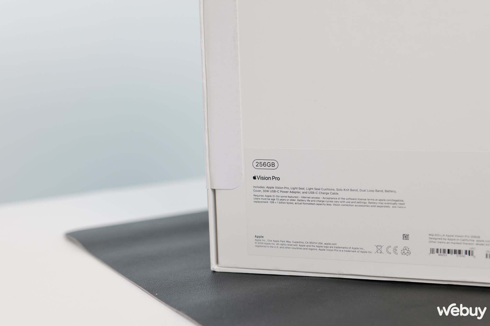 Mở hộp kính Apple Vision Pro vừa về Việt Nam với giá gần 170 triệu đồng: Đeo trên mặt thiết bị đắt gấp 2 lần xe Honda SH sẽ như thế nào?- Ảnh 2. Mở hộp kính Apple Vision Pro vừa về Việt Nam với giá gần 170 triệu đồng: Đeo trên mặt thiết bị đắt gấp 2 lần xe Honda SH sẽ như thế nào?- Ảnh 2.