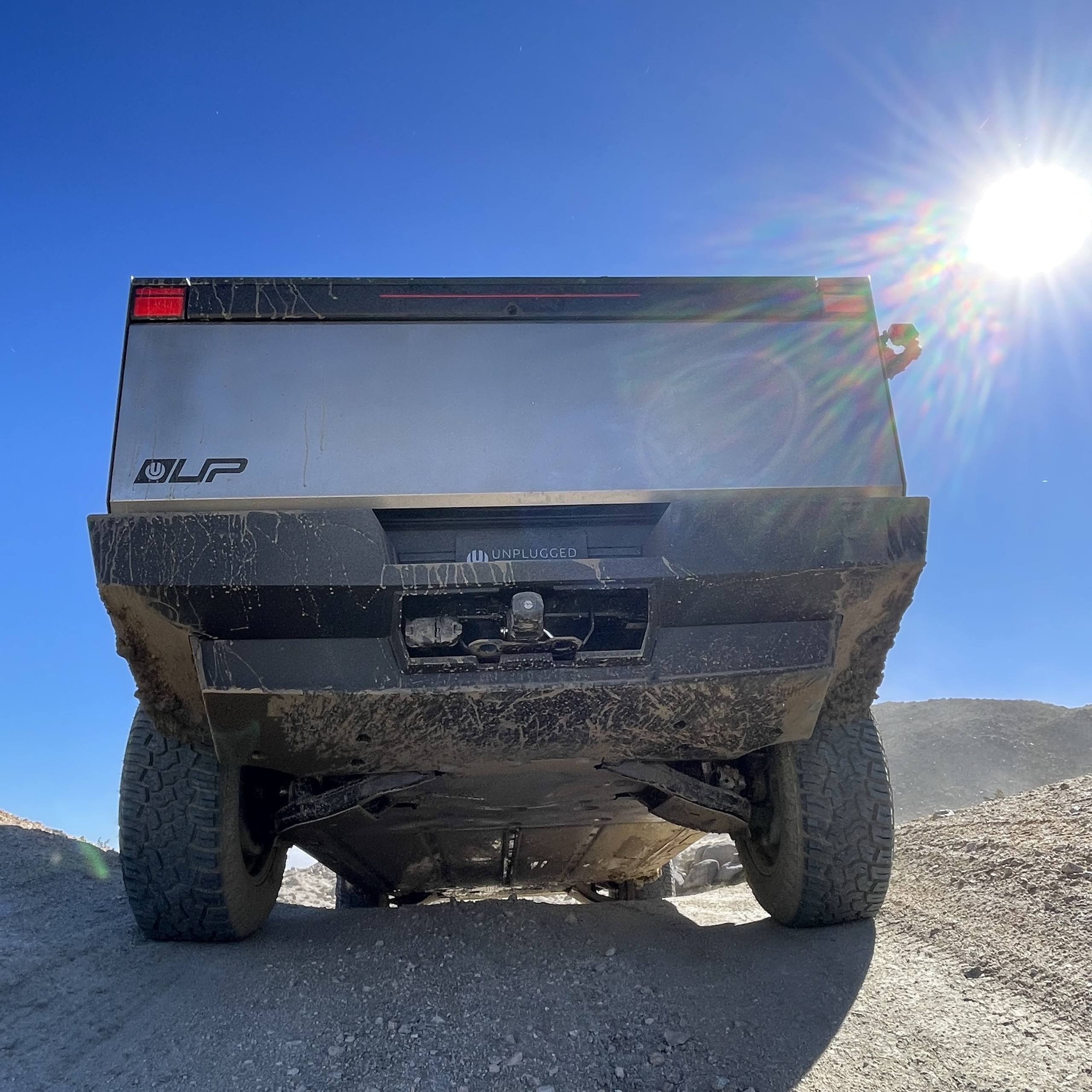 Mang thử Cybertruck đi off-road, ai ngờ g&atilde;y lu&ocirc;n cả b&aacute;nh xe!- Ảnh 6.