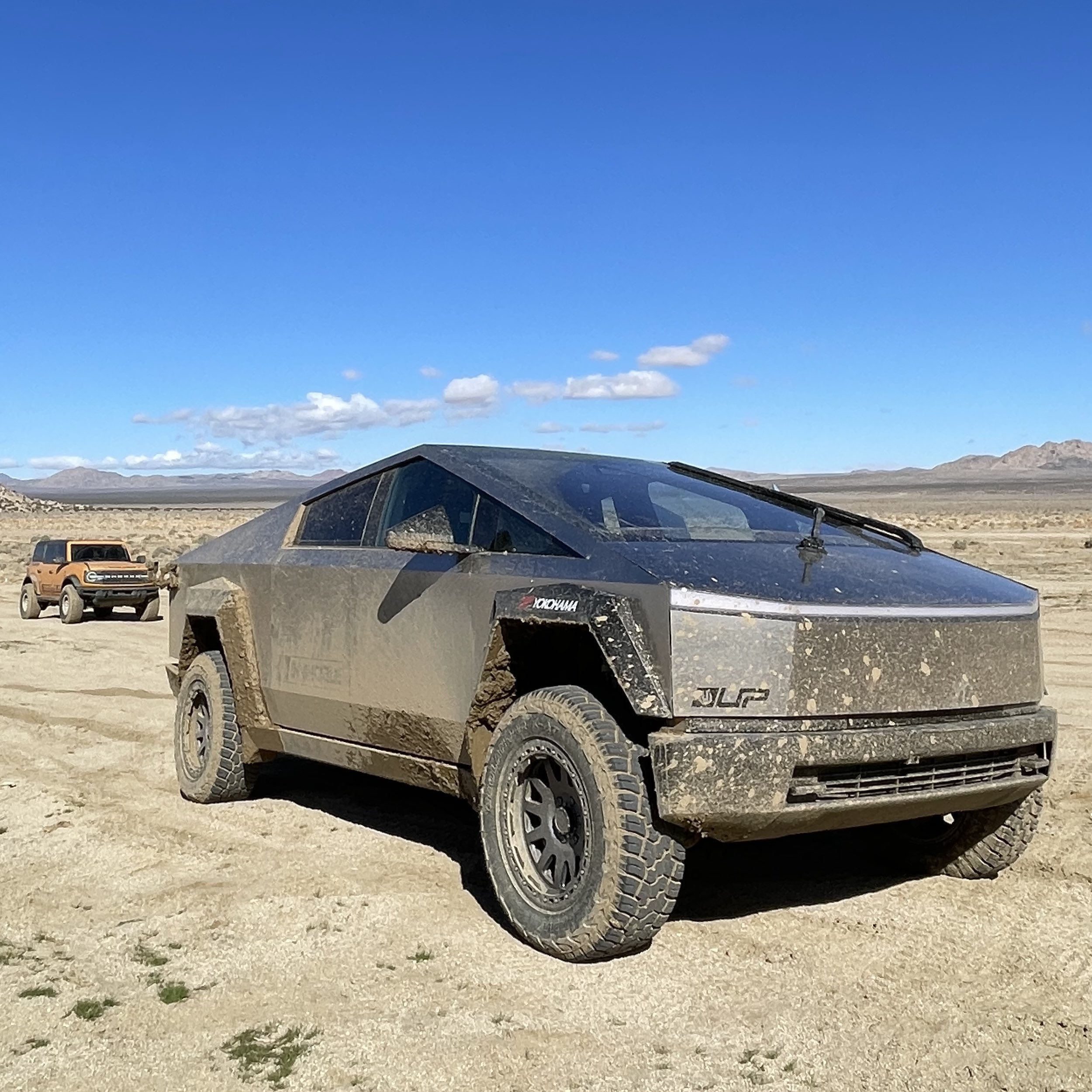 Mang thử Cybertruck đi off-road, ai ngờ g&atilde;y lu&ocirc;n cả b&aacute;nh xe!- Ảnh 7.