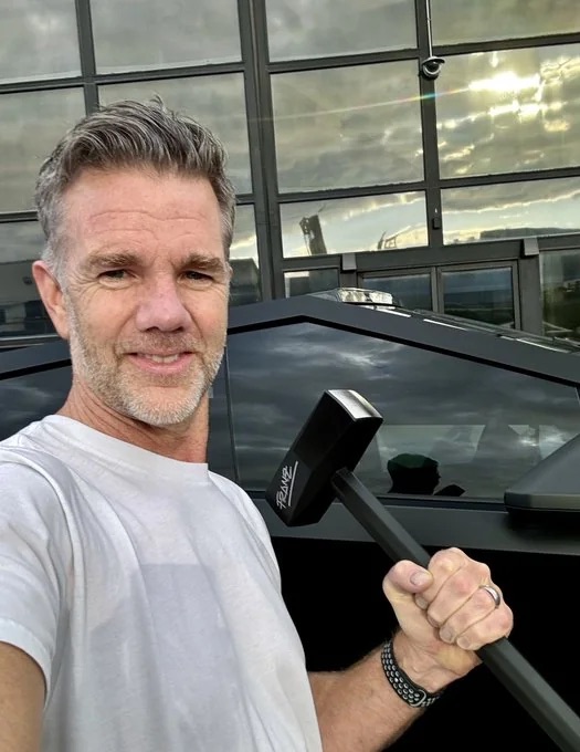 Tesla ra mắt... búa tạ CyberHammer: Thiết kế cực chất lấy cảm hứng từ Cybertruck, giới hạn chỉ có 800 chiếc- Ảnh 2. Tesla ra mắt... búa tạ CyberHammer: Thiết kế cực chất lấy cảm hứng từ Cybertruck, giới hạn chỉ có 800 chiếc- Ảnh 2.