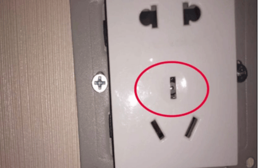 Mệt mỏi tới đâu, hãy đừng quên rút ổ cắm điện này ngay khi bước vào phòng nghỉ khách sạn?- Ảnh 2. Mệt mỏi tới đâu, hãy đừng quên rút ổ cắm điện này ngay khi bước vào phòng nghỉ khách sạn?- Ảnh 2.