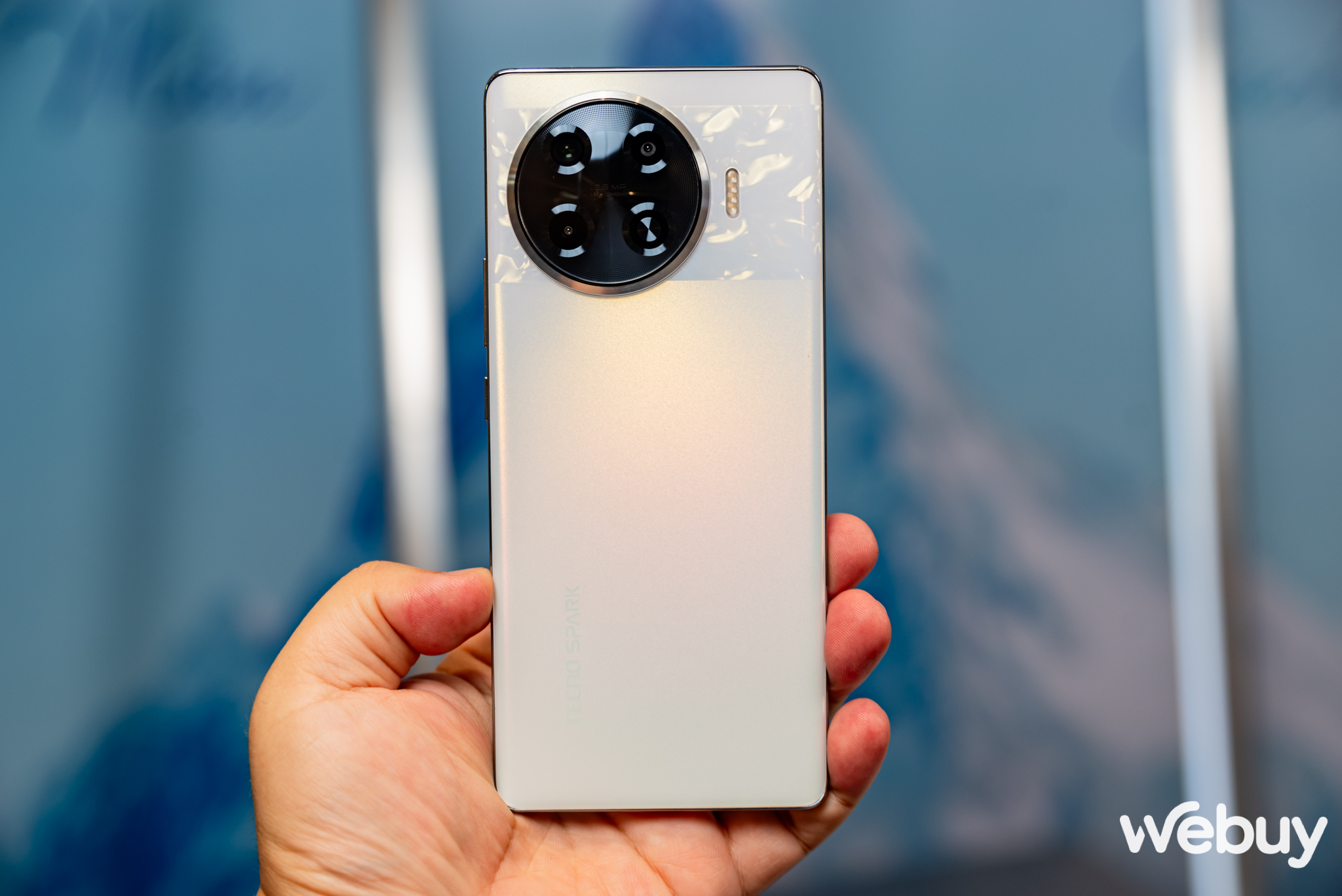 Nh&igrave;n chiếc điện thoại n&agrave;y chẳng ai nghĩ mức gi&aacute; lại chưa đến 5,5 triệu đồng- Ảnh 3.