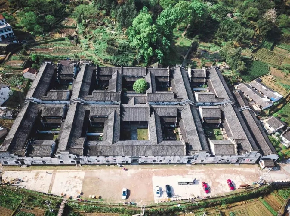 Choáng ngợp dinh thự "nghìn cột" rộng như một ngôi làng của thương gia giàu có ở Trung Quốc: Đi vào dễ lạc đường!- Ảnh 1. Choáng ngợp dinh thự "nghìn cột" rộng như một ngôi làng của thương gia giàu có ở Trung Quốc: Đi vào dễ lạc đường!- Ảnh 1.