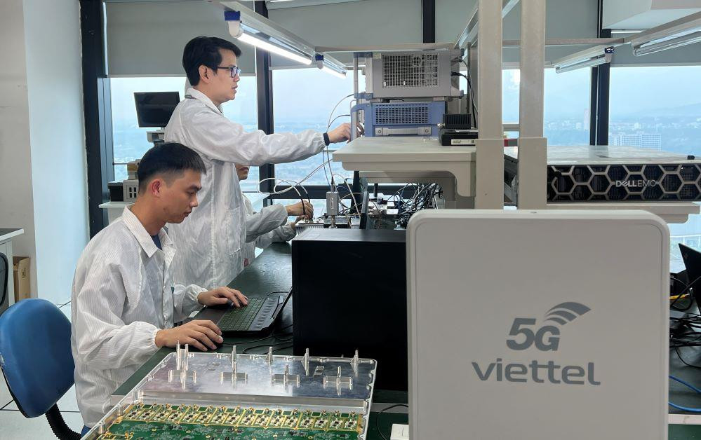 Viettel vượt qua VNPT và Mobifone trúng đấu giá băng tần để triển khai 5G
- Ảnh 1. Viettel vượt qua VNPT và Mobifone trúng đấu giá băng tần để triển khai 5G
- Ảnh 1.