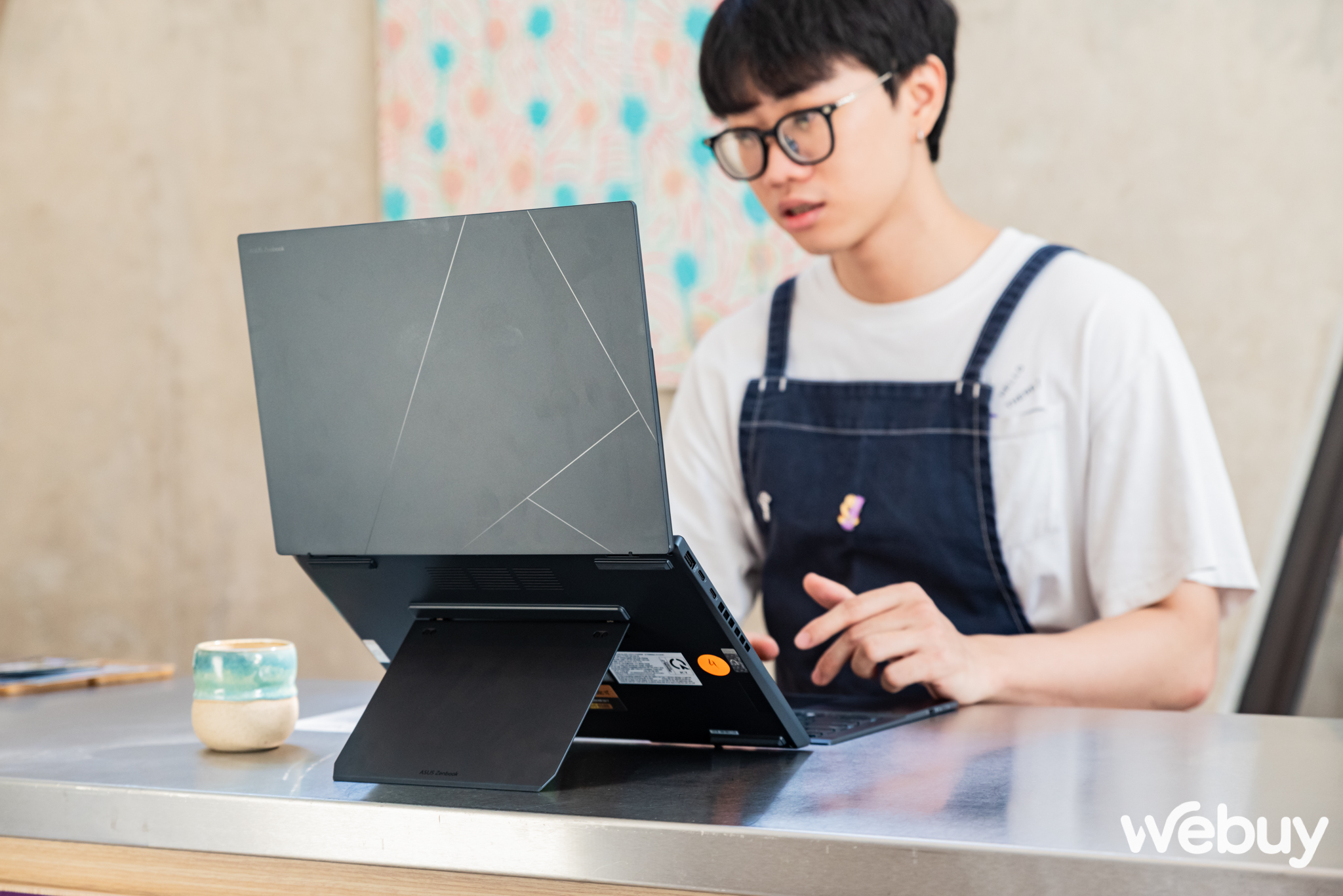 Cận cảnh ASUS Zenbook DUO: Laptop 2 m&agrave;n h&igrave;nh OLED, thiết kế th&ocirc;ng minh, lại c&ograve;n c&oacute; chip AI, đủ combo bước v&agrave;o năm 2024- Ảnh 19.