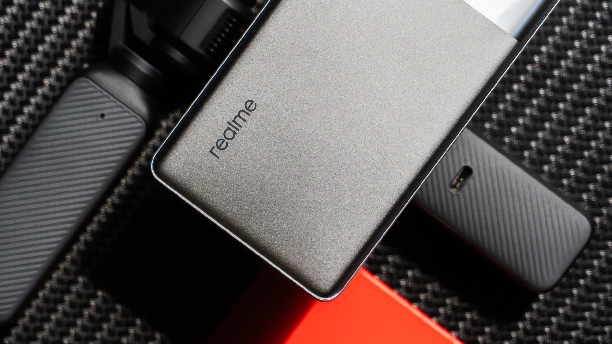 Ảnh thực tế realme GT Neo6 SE: Thiết kế cao cấp, chip Snapdragon 7+ Gen 3 cực mạnh, pin 5500mAh, giá chưa tới 6 triệu đồng- Ảnh 7. Ảnh thực tế realme GT Neo6 SE: Thiết kế cao cấp, chip Snapdragon 7+ Gen 3 cực mạnh, pin 5500mAh, giá chưa tới 6 triệu đồng- Ảnh 7.