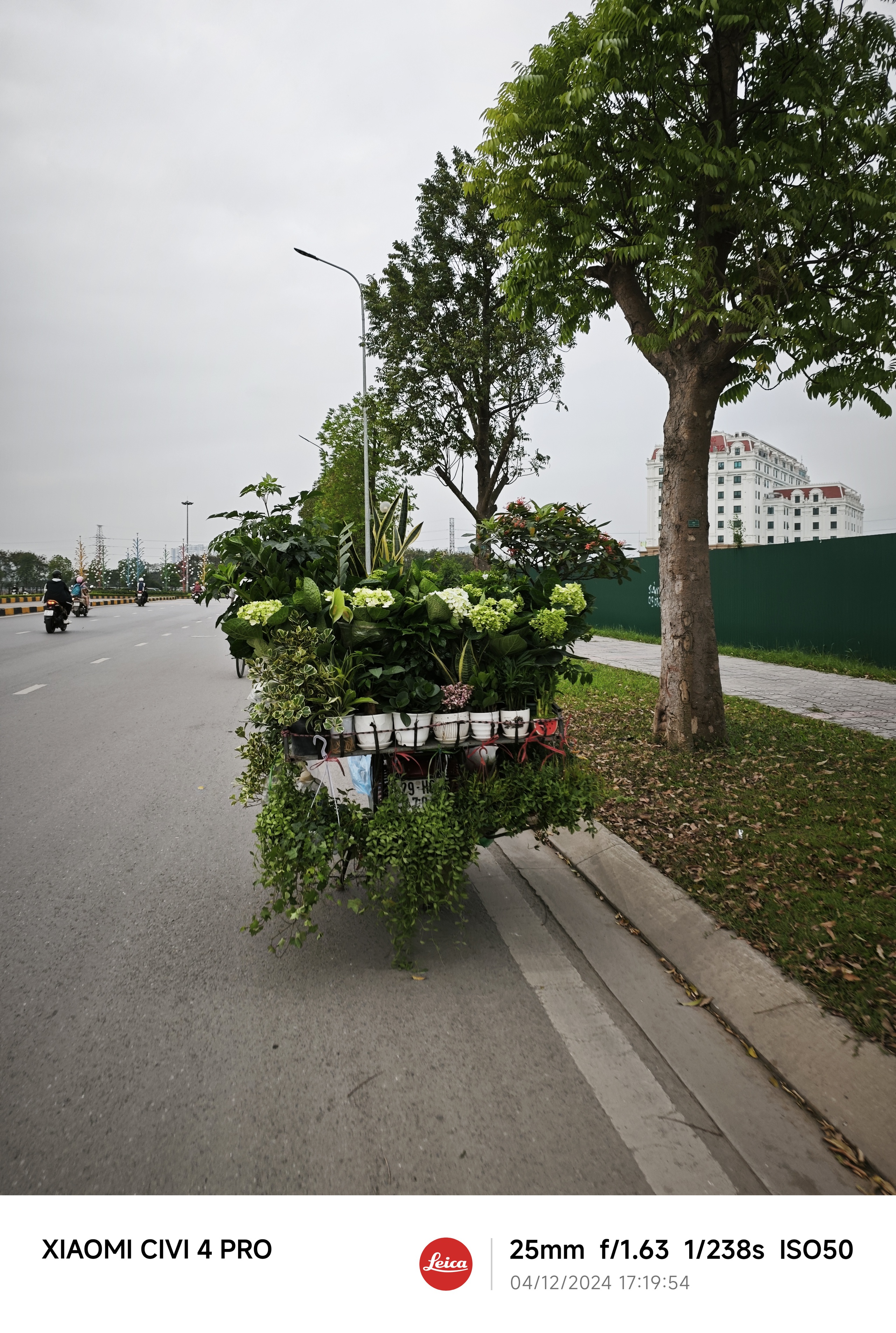 Tr&ecirc;n tay Xiaomi Civi 4 Pro: Smartphone tầm trung th&ocirc;i nhưng c&oacute; thiết kế qu&aacute; đẹp, chip Snapdragon 8s Gen 3 cực mạnh, camera Leica kh&ocirc;ng thua k&eacute;m g&igrave; Xiaomi 14 Ultra- Ảnh 9.