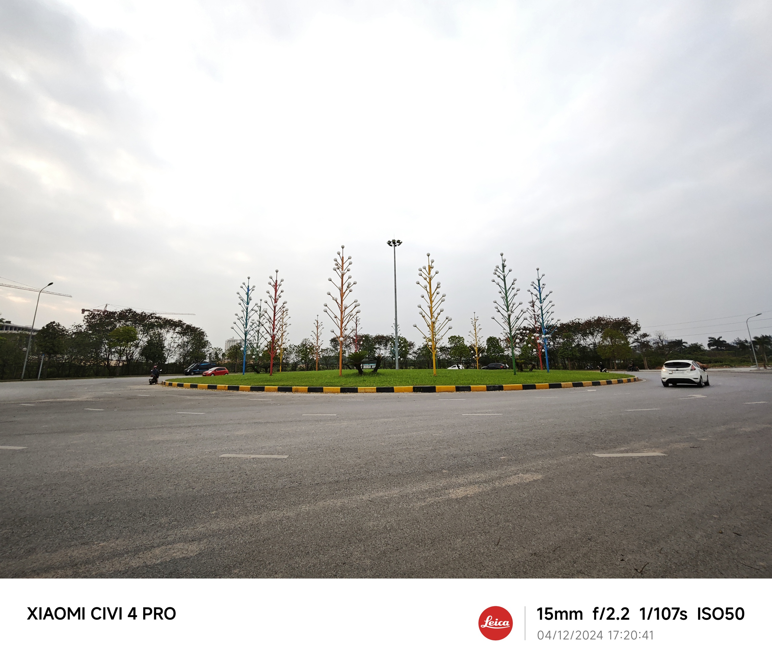 Tr&ecirc;n tay Xiaomi Civi 4 Pro: Smartphone tầm trung th&ocirc;i nhưng c&oacute; thiết kế qu&aacute; đẹp, chip Snapdragon 8s Gen 3 cực mạnh, camera Leica kh&ocirc;ng thua k&eacute;m g&igrave; Xiaomi 14 Ultra- Ảnh 10.