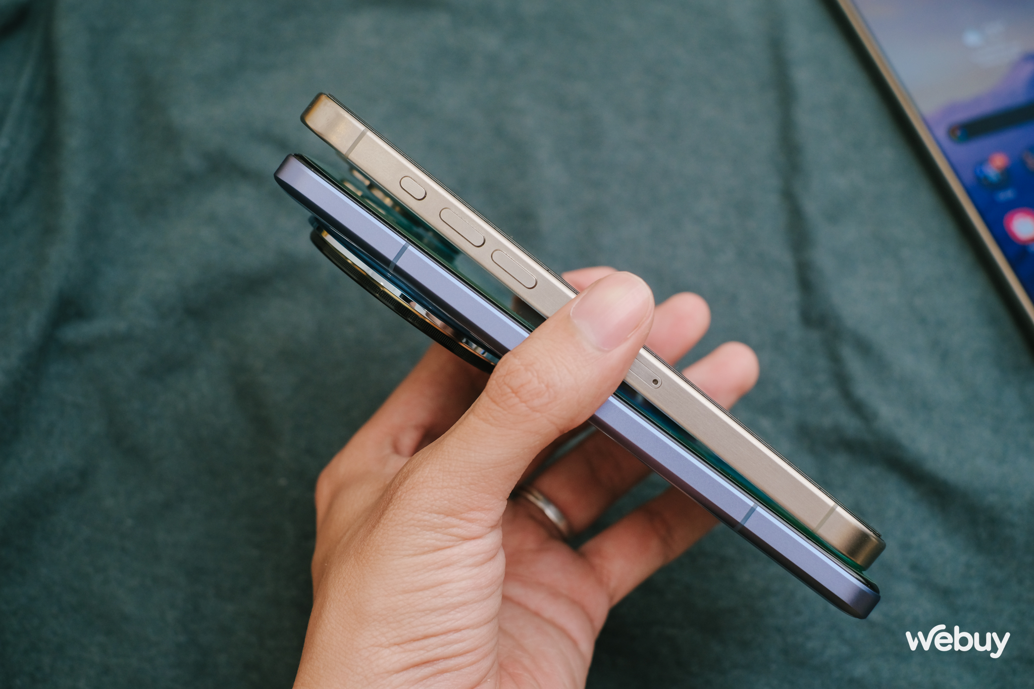 Đo dáng 3 siêu phẩm hàng đầu: iPhone 15 Pro Max, Galaxy S24 Ultra và Xiaomi 14 Ultra, đâu mới là "chân ái"?- Ảnh 8. Đo dáng 3 siêu phẩm hàng đầu: iPhone 15 Pro Max, Galaxy S24 Ultra và Xiaomi 14 Ultra, đâu mới là "chân ái"?- Ảnh 8.