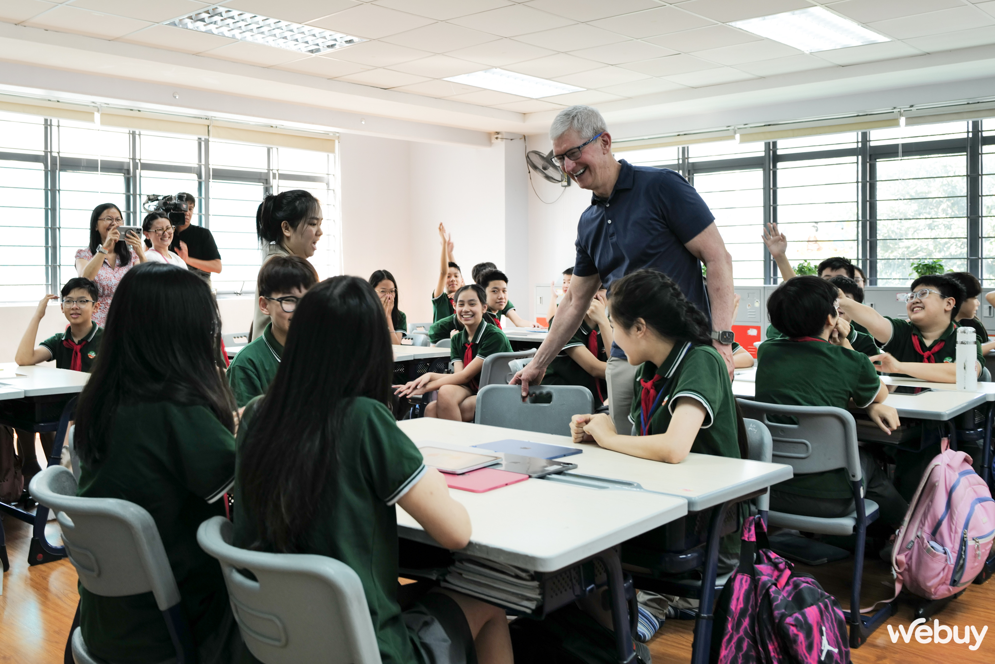 Tim Cook ghé thăm một trường học tại Hà Nội, dự giờ lớp học của Giang Ơi- Ảnh 6. Tim Cook ghé thăm một trường học tại Hà Nội, dự giờ lớp học của Giang Ơi- Ảnh 6.
