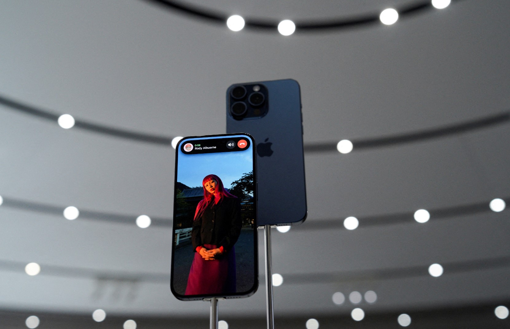 Apple cần iPhone 250 USD để tăng doanh số, nhưng không muốn tạo ra "sản phẩm rẻ tiền, tệ hại" đi ngược triết lý của Steve Jobs- Ảnh 2. Apple cần iPhone 250 USD để tăng doanh số, nhưng không muốn tạo ra "sản phẩm rẻ tiền, tệ hại" đi ngược triết lý của Steve Jobs- Ảnh 2.