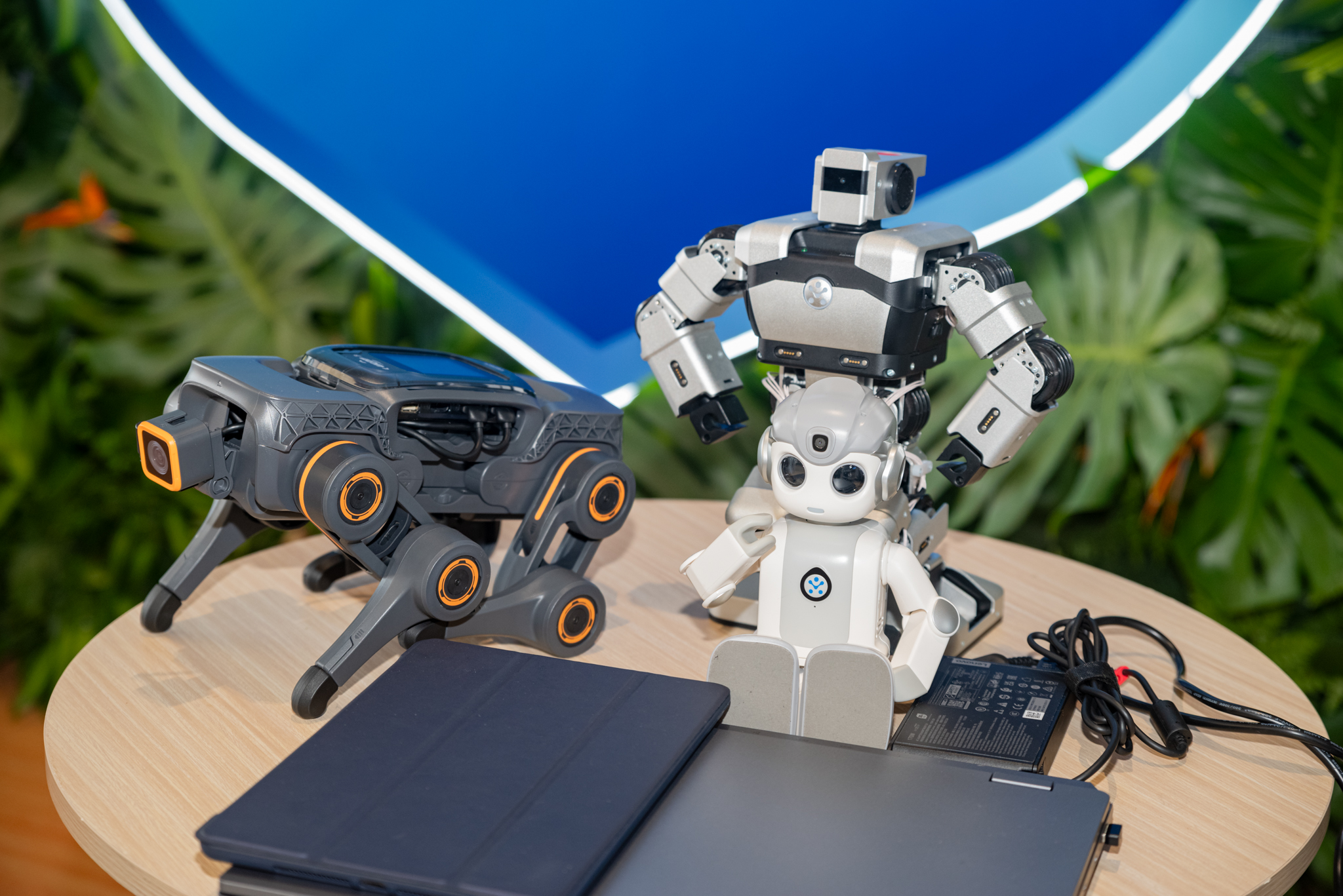 Sôi động Future Expo: Cùng "sống ảo" với robot, “phá đảo” game AI và "cháy" hết mình cùng âm nhạc- Ảnh 6. Sôi động Future Expo: Cùng "sống ảo" với robot, “phá đảo” game AI và "cháy" hết mình cùng âm nhạc- Ảnh 6.