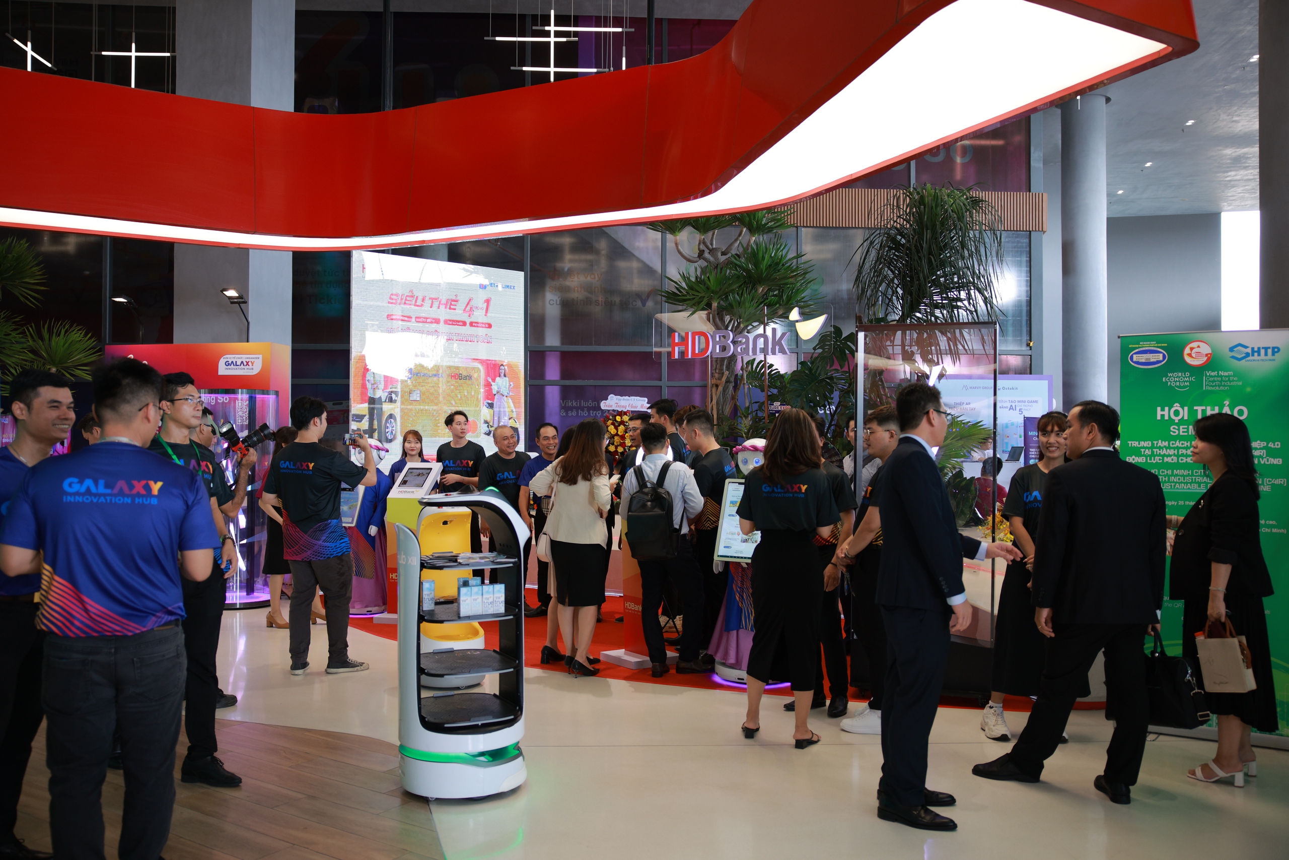 Sôi động Future Expo: Cùng "sống ảo" với robot, “phá đảo” game AI và "cháy" hết mình cùng âm nhạc- Ảnh 16. Sôi động Future Expo: Cùng "sống ảo" với robot, “phá đảo” game AI và "cháy" hết mình cùng âm nhạc- Ảnh 16.