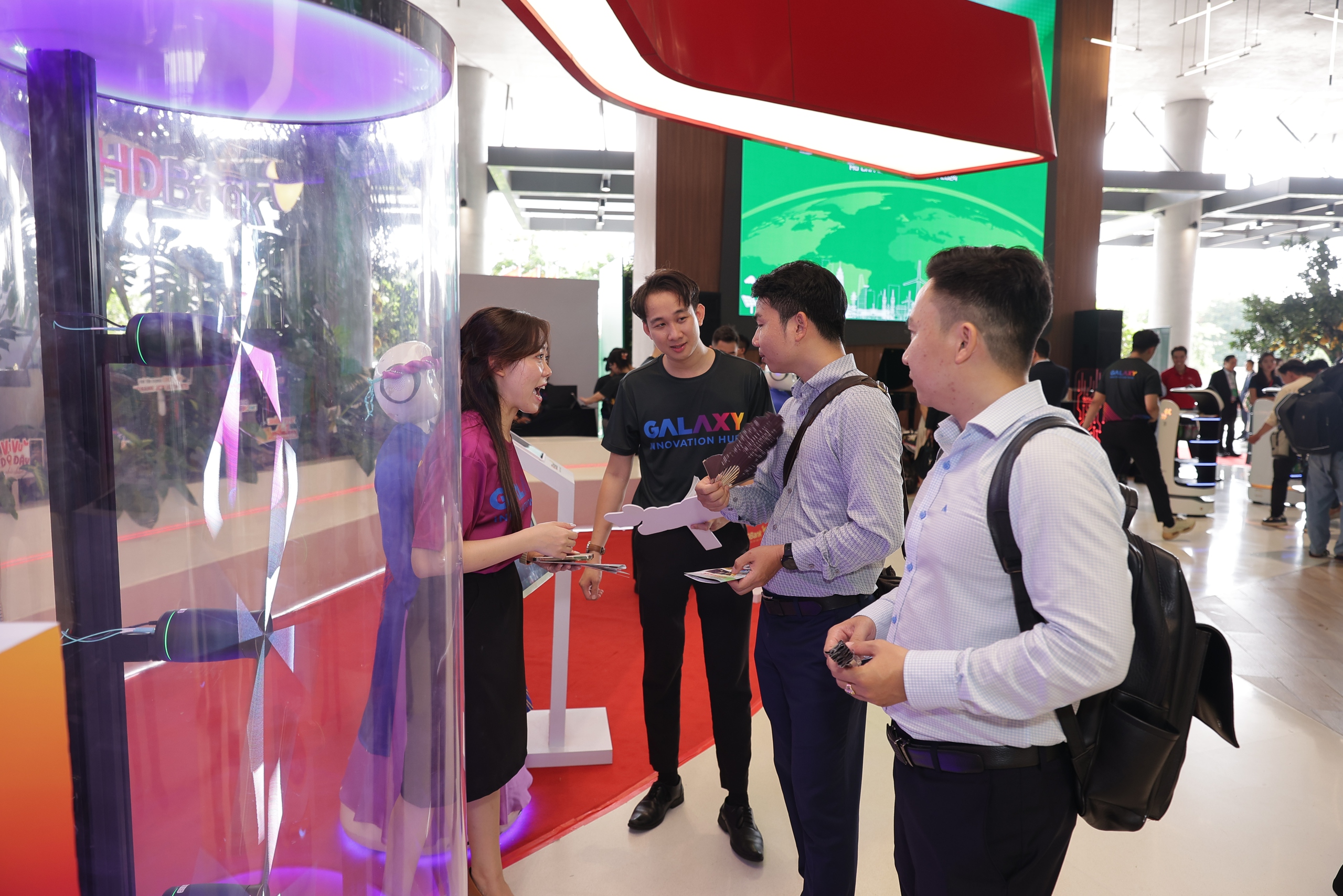 Sôi động Future Expo: Cùng "sống ảo" với robot, “phá đảo” game AI và "cháy" hết mình cùng âm nhạc- Ảnh 4. Sôi động Future Expo: Cùng "sống ảo" với robot, “phá đảo” game AI và "cháy" hết mình cùng âm nhạc- Ảnh 4.