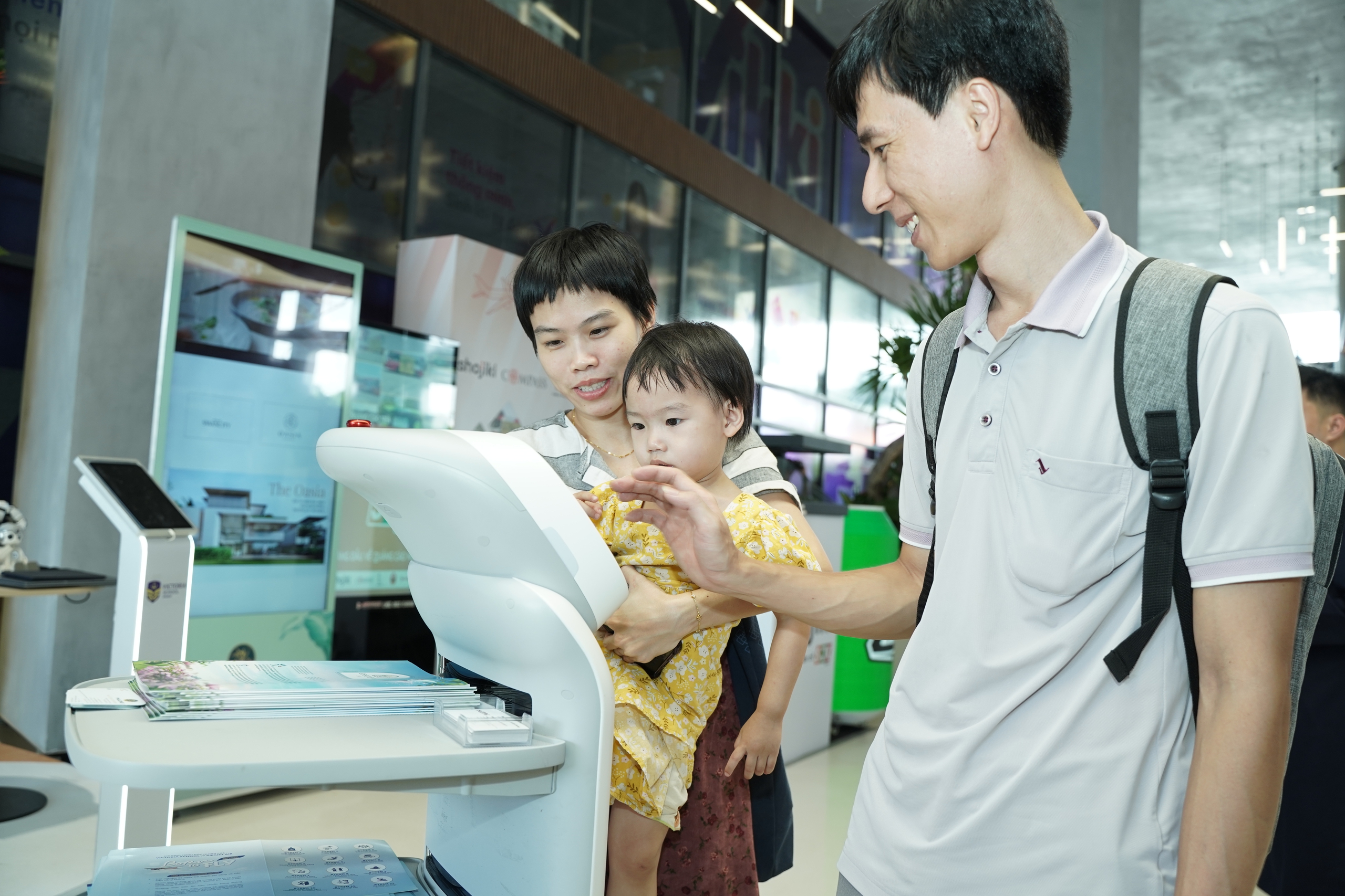 Sôi động Future Expo: Cùng "sống ảo" với robot, “phá đảo” game AI và "cháy" hết mình cùng âm nhạc- Ảnh 15. Sôi động Future Expo: Cùng "sống ảo" với robot, “phá đảo” game AI và "cháy" hết mình cùng âm nhạc- Ảnh 15.