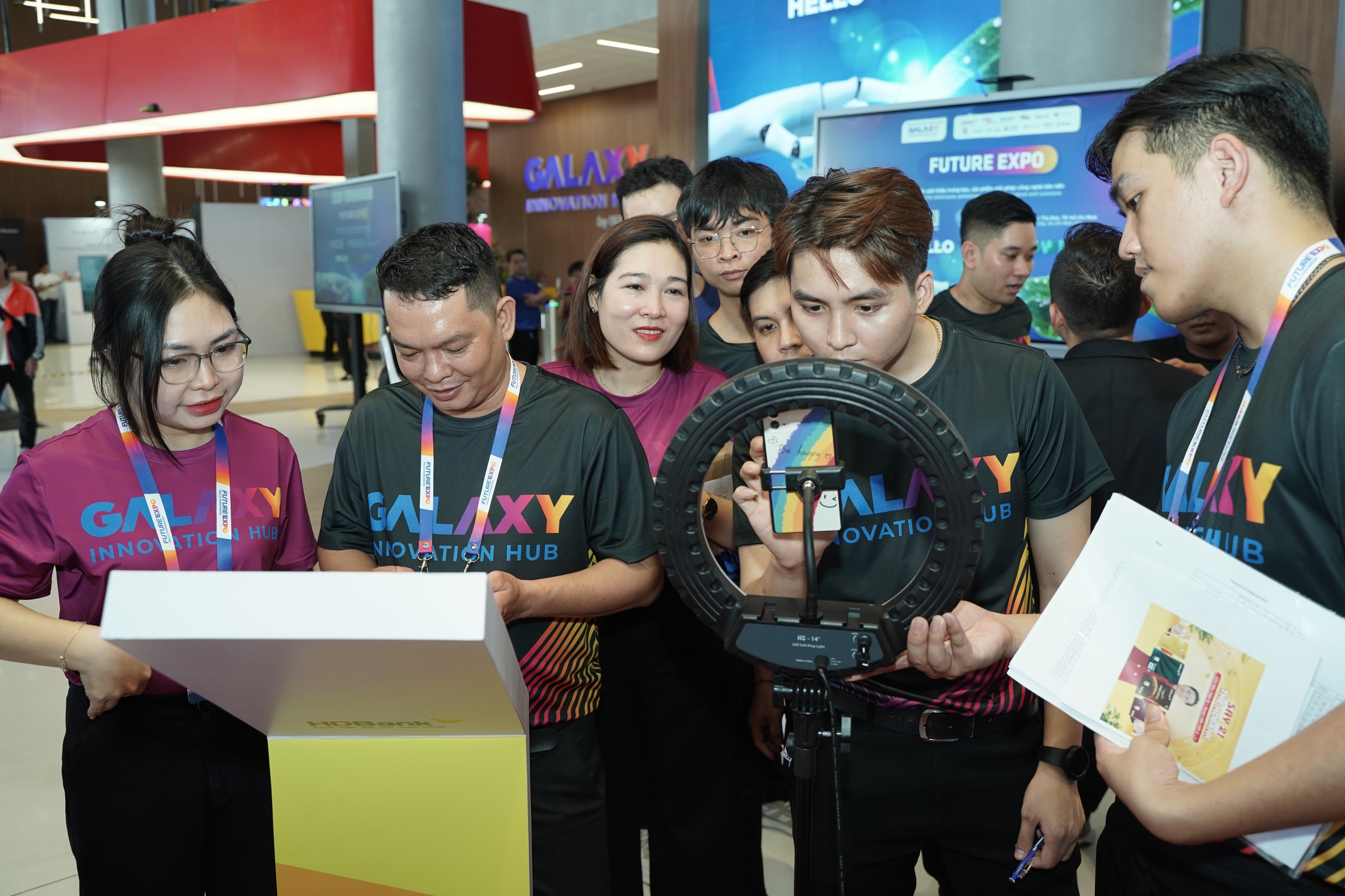 Sôi động Future Expo: Cùng "sống ảo" với robot, “phá đảo” game AI và "cháy" hết mình cùng âm nhạc- Ảnh 2. Sôi động Future Expo: Cùng "sống ảo" với robot, “phá đảo” game AI và "cháy" hết mình cùng âm nhạc- Ảnh 2.