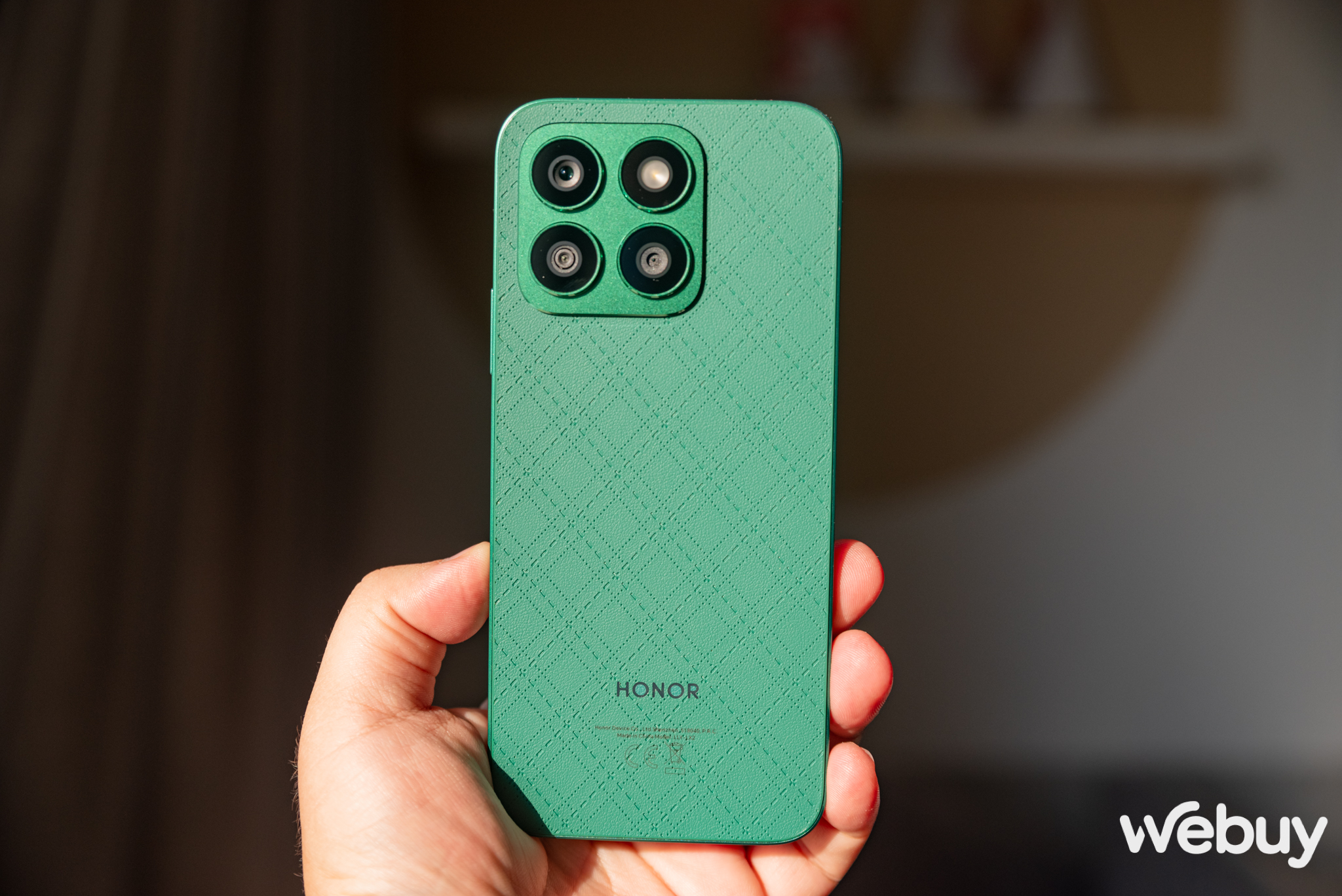 Cận cảnh điện thoại Honor vừa mở b&aacute;n tại Việt Nam với mặt lưng tr&ocirc;ng như v&iacute; da thời trang- Ảnh 2.