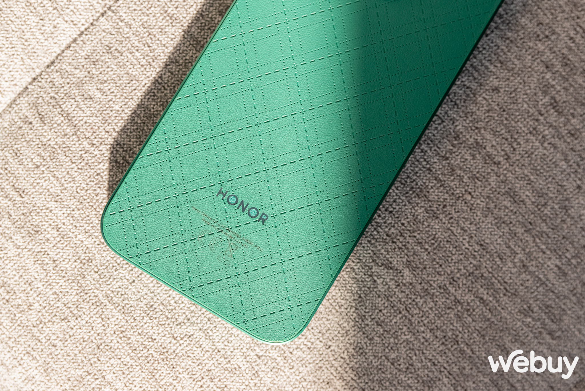 Cận cảnh điện thoại Honor vừa mở b&aacute;n tại Việt Nam với mặt lưng tr&ocirc;ng như v&iacute; da thời trang- Ảnh 6.