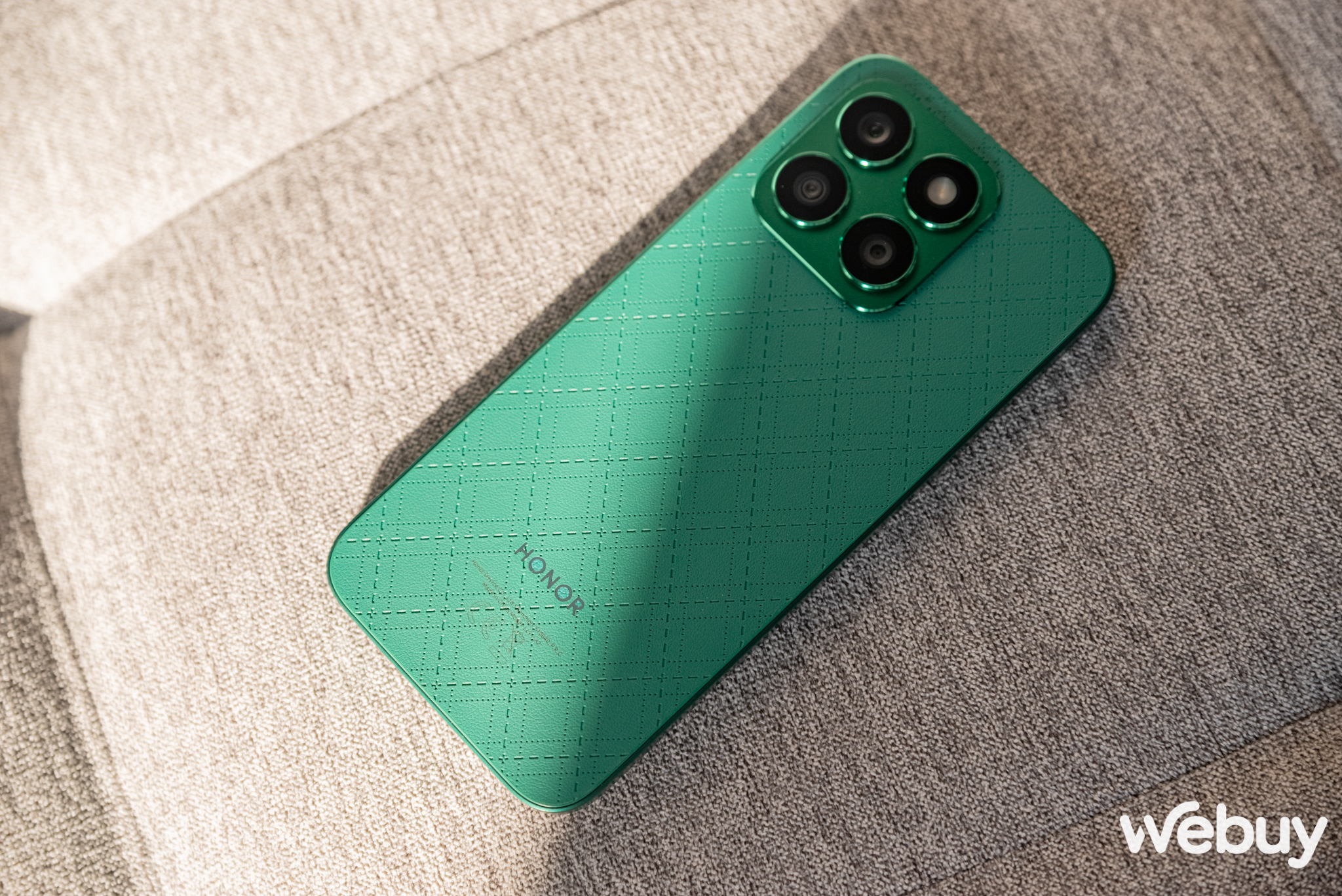 Cận cảnh điện thoại Honor vừa mở b&aacute;n tại Việt Nam với mặt lưng tr&ocirc;ng như v&iacute; da thời trang- Ảnh 7.