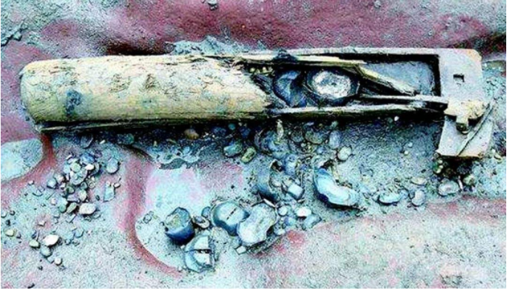 Phát hiện kho báu hơn 10.000 vật bằng vàng dưới sông, chuyên gia hút nước 4 tháng liên tục mới lấy được- Ảnh 3. Phát hiện kho báu hơn 10.000 vật bằng vàng dưới sông, chuyên gia hút nước 4 tháng liên tục mới lấy được- Ảnh 3.