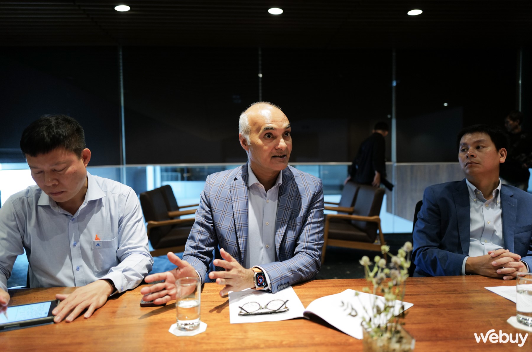 Ông Vinay Awasthi (giữa) và ông Nguyễn Minh Đức, Tổng Giám đốc HP Việt Nam (phải) trong cuộc họp báo sau sự kiện.jpg Ông Vinay Awasthi (giữa) và ông Nguyễn Minh Đức, Tổng Giám đốc HP Việt Nam (phải) trong cuộc họp báo sau sự kiện.jpg