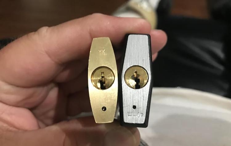 Vì sao ổ khóa nào cũng có một lỗ nhỏ 'bí ẩn' ở phía dưới: Rốt cuộc chúng có tác dụng gì?- Ảnh 1. Vì sao ổ khóa nào cũng có một lỗ nhỏ 'bí ẩn' ở phía dưới: Rốt cuộc chúng có tác dụng gì?- Ảnh 1.