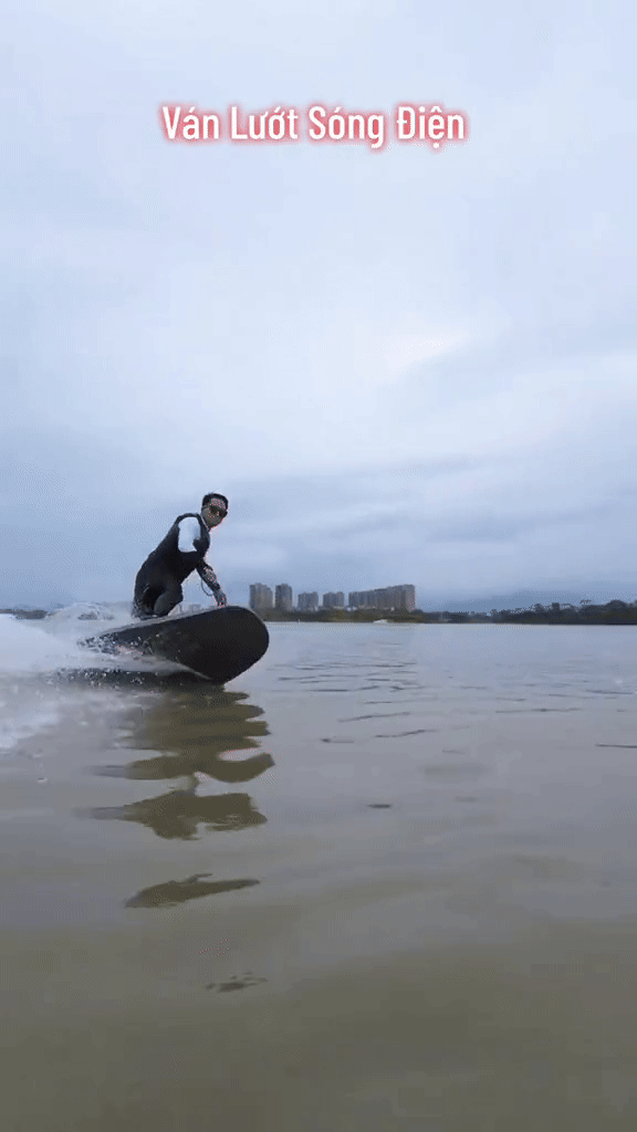 Ván phản lực “gây sốt” ở Hồ Tây có gì hay: Lướt như bay đến 65km/giờ, có chiếc giá hơn 200 triệu- Ảnh 1. Ván phản lực “gây sốt” ở Hồ Tây có gì hay: Lướt như bay đến 65km/giờ, có chiếc giá hơn 200 triệu- Ảnh 1.