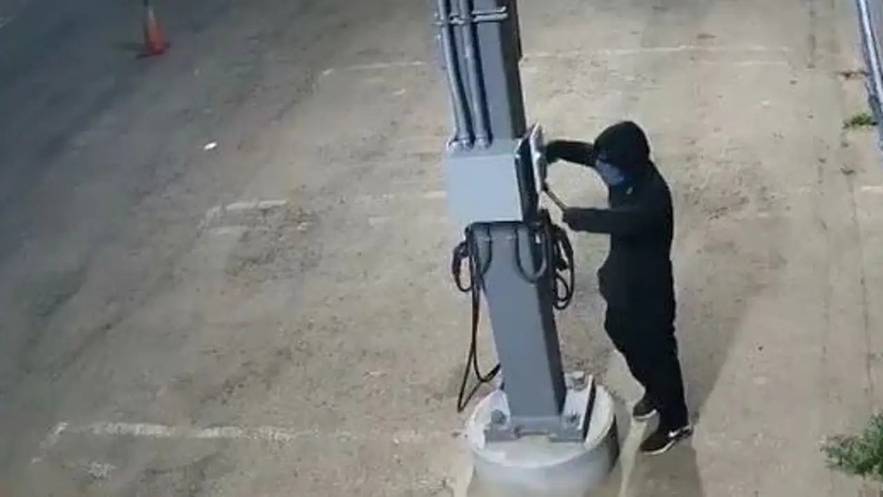 Chi tiết này của trụ sạc xe điện đang bị trộm rất nhiều: Xe không thể sạc, hãng thay đồ mới tốn ít nhất hơn 30 triệu đồng- Ảnh 1. Chi tiết này của trụ sạc xe điện đang bị trộm rất nhiều: Xe không thể sạc, hãng thay đồ mới tốn ít nhất hơn 30 triệu đồng- Ảnh 1.