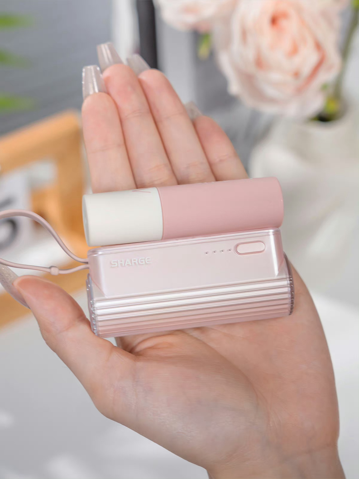 Pin dự phòng này thiết kế nhỏ gọn, xinh xắn và có màu hồng- Ảnh 4. Pin dự phòng này thiết kế nhỏ gọn, xinh xắn và có màu hồng- Ảnh 4.