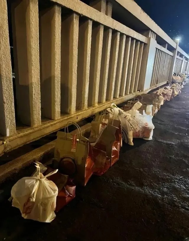 Game thủ 21 tuổi tự tử vì tình: Lúc còn sống bị bạn gái lừa, đến khi chết vẫn bị các thương nhân lừa!- Ảnh 1. Game thủ 21 tuổi tự tử vì tình: Lúc còn sống bị bạn gái lừa, đến khi chết vẫn bị các thương nhân lừa!- Ảnh 1.