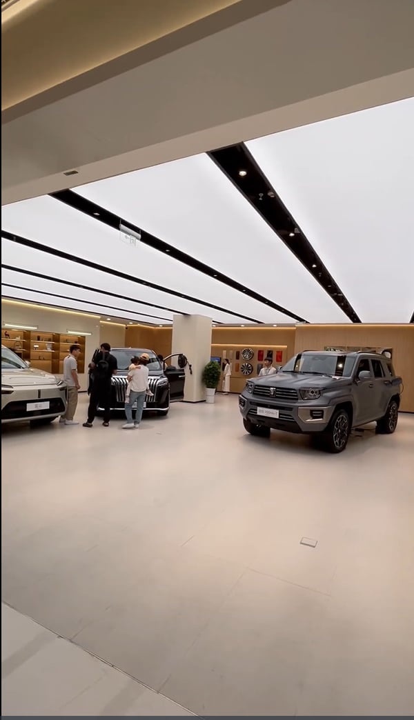 'Học tập' L&ocirc;i Qu&acirc;n, chủ tịch của Great Wall Motor cũng h&oacute;a th&acirc;n th&agrave;nh nh&acirc;n vi&ecirc;n b&aacute;n xe!- Ảnh 1.