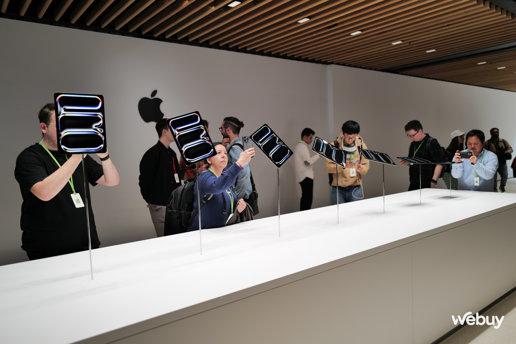 Cận cảnh iPad Pro mới: Màn hình OLED cực đẹp, mỏng như tờ giấy, chip M4 quá mạnh- Ảnh 5. Cận cảnh iPad Pro mới: Màn hình OLED cực đẹp, mỏng như tờ giấy, chip M4 quá mạnh- Ảnh 5.