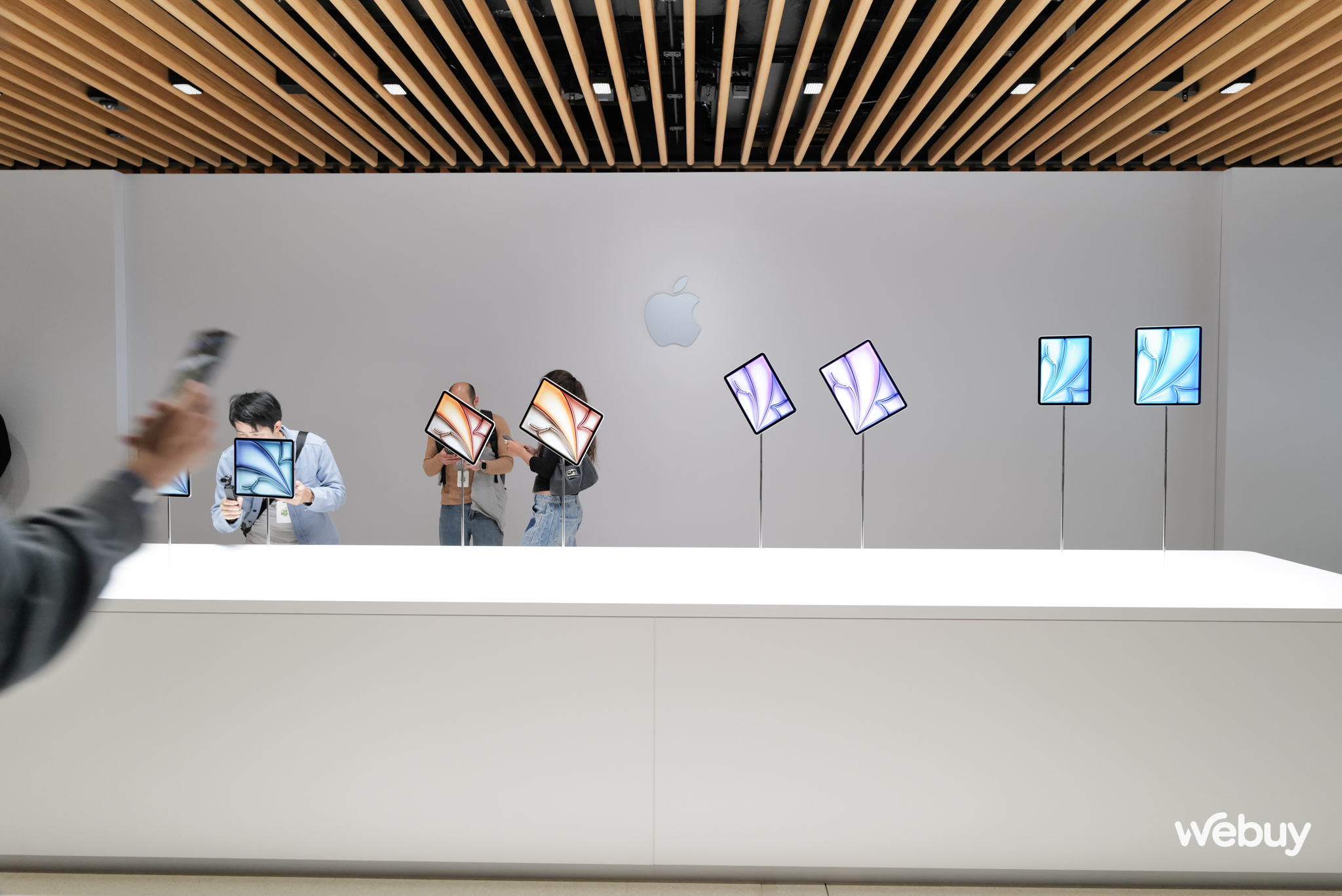 Cận cảnh iPad Pro mới: Màn hình OLED cực đẹp, mỏng như tờ giấy, chip M4 quá mạnh- Ảnh 6. Cận cảnh iPad Pro mới: Màn hình OLED cực đẹp, mỏng như tờ giấy, chip M4 quá mạnh- Ảnh 6.