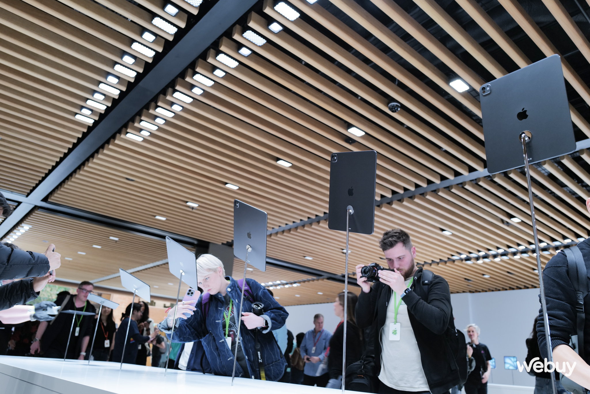 Cận cảnh iPad Pro mới: Màn hình OLED cực đẹp, mỏng như tờ giấy, chip M4 quá mạnh- Ảnh 7. Cận cảnh iPad Pro mới: Màn hình OLED cực đẹp, mỏng như tờ giấy, chip M4 quá mạnh- Ảnh 7.