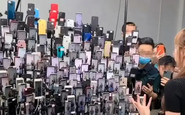 Cảnh sát theo dõi căn nhà có 26.000 chiếc điện thoại phát sáng chạy 24/7, phát hiện bí mật động trời về 32 tỷ đồng- Ảnh 1. Cảnh sát theo dõi căn nhà có 26.000 chiếc điện thoại phát sáng chạy 24/7, phát hiện bí mật động trời về 32 tỷ đồng- Ảnh 1.