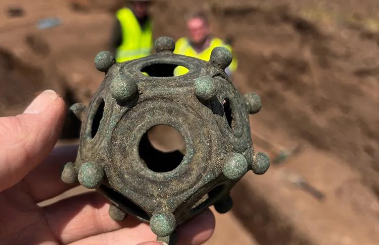 Di vật thập nhị diện bí ẩn từ thời La Mã khiến cả giới khảo cổ học không thể giải thích nổi- Ảnh 1. Di vật thập nhị diện bí ẩn từ thời La Mã khiến cả giới khảo cổ học không thể giải thích nổi- Ảnh 1.