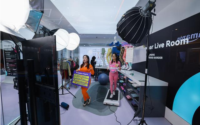 Cảnh s&aacute;t gi&aacute;m s&aacute;t ph&ograve;ng livestream c&oacute; 400.000 mắt xem, 150.000 lượt th&iacute;ch chỉ trong 20 ph&uacute;t, ph&aacute;t hiện gian lận kh&ocirc;ng thể chấp nhận- Ảnh 1.